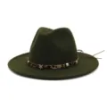 Gros plan détail du chapeau feutre vert foncé avec sangle léopard et clous étoiles métal. - 58cm / Vert Militaire