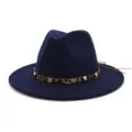 Gros plan sur le chapeau fedora bleu avec une bande léopard et des étoiles dorées. - 58cm / Bleu Marine