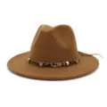 Detalle en primer plano de sombrero marrón de fieltro con banda de leopardo y estrellas. - 58cm / Caqui
