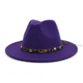 Vista detallada del sombrero fedora de lana violeta con banda de leopardo y tachuelas. - 58cm / Púrpura