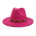 Vue rapprochée du chapeau fedora élégant en feutre de laine rose avec bande léopard. - 58cm / Rose rouge