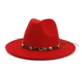 Detalle de sombrero fedora rojo con elegante banda de leopardo, detalles metálicos y estrellas. - 58cm / Rojo