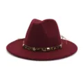 Vue détaillée du chapeau fedora en laine bordeaux avec bande motif léopard et étoiles dorées. - 58cm / Bordeaux
