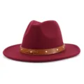 Burgunderroter Wollfilz Fedora Hut mit braunem Lederband und Nieten fur Damen Herbst Winter. - 58cm / Burgunderrot