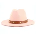 Rosa Wollfilz Fedora Hut Detail, breite flache Krempe Winter Jazz Kappe mit braunem Gürtel. - 58cm / Altrosa