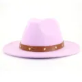 Detailansicht eines lila Wollfilz-Fedora-Hutes mit braunem Lederriemen und Metallnieten. - 58cm / Rosa-Lila