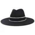 Detalle en primer plano del sombrero fedora negro con su elegante adorno de cuentas. - M (56-58cm) / Negro