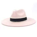 Vista detallada del sombrero fedora de ante sintético con cinta negra y perlas. - M (56-58cm) / Rosa