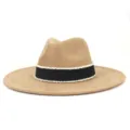 Vista detallada del sombrero de ante, con cinta negra y abalorios blancos elegantes. - M (56-58cm) / Camel