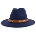 Klassischer dunkelblauer Wollfedora-Hut mit braunem Lederband und schicken Metalldetails. - 58cm / Marineblau