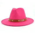 Rosa Wollfilz Fedora Hut Detail, mit einem braunen Lederband und goldenen Nieten verziert. - 58cm / Fuchsia