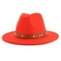 Roter Woll-Fedora-Hut Detail, zeigt braunen Ledergürtel, Nieten und vordere Schleife. - 58cm / Orange