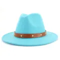 Nahaufnahme des türkisfarbenen Wollfilz-Fedora-Hutes mit braunem Ledergürtel und Metallnieten. - 58cm / Seeblau
