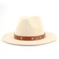 Klassischer beige Filz Fedora Hut für Damen mit braunem Ledergürtel und goldenen Nieten. - 58cm / Beige