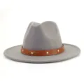 Grauer Wollfedora Hut mit braunem Ledergürtel und Nieten für Herbst Winter Mode Styles. - 58cm / Hellgrau