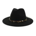 Gros plan sur les détails du chapeau fedora noir avec bande léopard et étoiles en métal dorées. - 58cm / Noir
