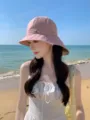 Vue détaillée du chapeau de soleil rose à large bord sur la plage, tissu respirant. - M (56-58cm) / Rose