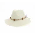 Vue détaillée de l'élégant chapeau de paille blanc avec bande de dentelle et perles. - Crème