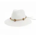 Gros plan détail du chapeau de paille blanc avec bande en dentelle florale et liens. - Blanc