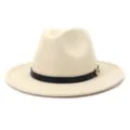 Gros plan sur l'élégant chapeau fedora beige avec bande noire et logo M doré chic. - Beige