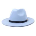 Détail chapeau feutre bleu clair, matière laine élégante, bande noire avec boucle dorée. - Bleu ciel