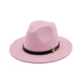 Gros plan sur le chapeau feutre rose avec bande cuir noir et accessoire en metal lettre M. - Rose