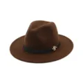 Gros plan d'un chapeau feutre marron avec bande en cuir noir et logo M en métal. - Café