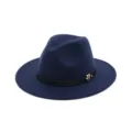 Vue détaillée du chapeau fedora en laine bleu foncé avec lanière en cuir noir et logo M en métal. - Bleu Marine