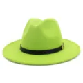 Détail de chapeau fedora en laine vert néon, bande en cuir noir avec accent en métal M. - Vert Fruit