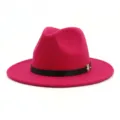 Chapeau Fedora en laine rose pour femme avec bande en cuir noir et decor M en metal. - Rose rouge