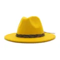 Primer plano del detalle del sombrero fedora de lana amarilla, con banda trenzada y ala ancha chic. - 58cm / Amarillo
