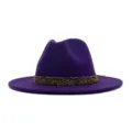 Elegante sombrero fedora de lana morada para mujer con una elegante banda decorativa metálica. - 58cm / Púrpura