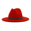 Nahaufnahme des roten Woll-Fedora-Hutes mit feiner gewebter dekorativer Bandstruktur. - 58cm / Orange