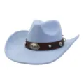 Vista detallada del sombrero de vaquero de ante azul claro con banda de cuero y hebilla. - 58cm / Azul cielo