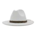 Detailansicht des weißen Woll-Fedora-Hutes für Damen mit einem schicken geflochtenen Band. - 58cm / Weiß