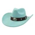 Detalle de cerca del sombrero de vaquero de ante azul claro con banda de cuero marrón y hebilla. - 58cm / Verde menta