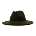 Nahaufnahme des dunkelgrünen Wollfedora-Hutes mit elegantem Webband und breiter Krempe. - 58cm / Armeegrün