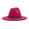 Detailansicht des pinken Wollfilz-Fedora-Hutes mit stilvollem metallischem Webband. - 58cm / Fuchsia