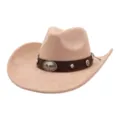 Primer plano de los detalles del sombrero de ante con hebilla metálica y remaches. - 58cm / Champán