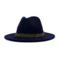 Nahaufnahme des dunkelblauen Woll-Fedora-Hutes mit einem metallisch gold gewebten Hutband. - 58cm / Marineblau