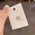 Nahaufnahme Detail einer minimalistischen goldenen Stern Ohrmanschette auf Karte. - Metall Hohlstern Ear Cuff (1#)