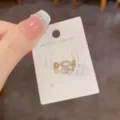 Nahaufnahme einer funkelnden Strassketten-Ohrklemme auf einer weißen Präsentationskarte. - Zirkon Kette Ear Cuff (19#)