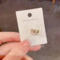 Detailansicht der Ohrmanschette mit wellenförmigem Design und funkelnden Zirkoniasteinen. - Gold Zweischicht Ear Cuff (14#)
