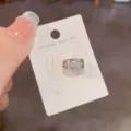 Detailansicht der silbernen geometrischen Ohrklemme mit zarten Kristalldetails und feinem Design. - Silber Geometrische Raute Ear Cuff (28#)