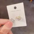 Detailansicht einer funkelnden Stern-Ohrmanschette im doppelten Band-Design, eleganter Schmuck. - Gold Sternenregen Ear Cuff (22#)