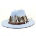 Vista detallada del sombrero fedora de lana azul claro con plumas boho y cinta tejida. - 58cm / Azul cielo