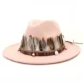 Vista detallada del elegante sombrero fedora de lana rosa con plumas y banda étnica. - 58cm / Rosa Palo