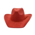 Primer plano detallado del sombrero de vaquero de ante rojo con banda trenzada y borla. - Rojo óxido