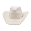 Primer plano detallado de un clásico sombrero de vaquero western de ante blanco con borla. - Crema