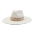 Klassieke brede faux-suede fedora hoed met een stijlvolle geweven geometrische banddetail. - M (56-58cm) / Melkwit